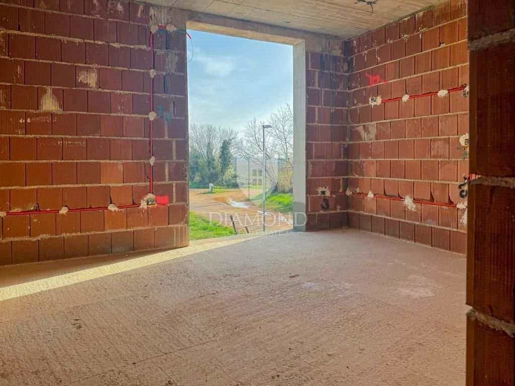 Umago nuova costruzione, appartamento su due piani con vista mare