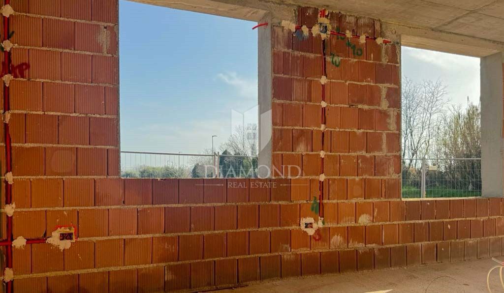 Umago nuova costruzione, appartamento su due piani con vista mare