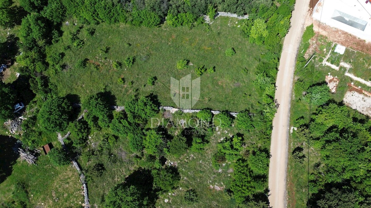 Marčana, ampio terreno edificabile vicino al mare