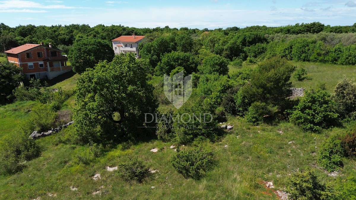 Marčana, ampio terreno edificabile vicino al mare