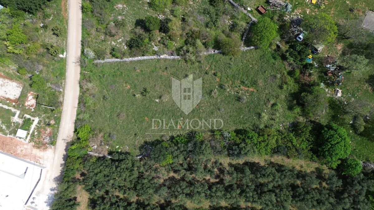 Marčana, ampio terreno edificabile vicino al mare