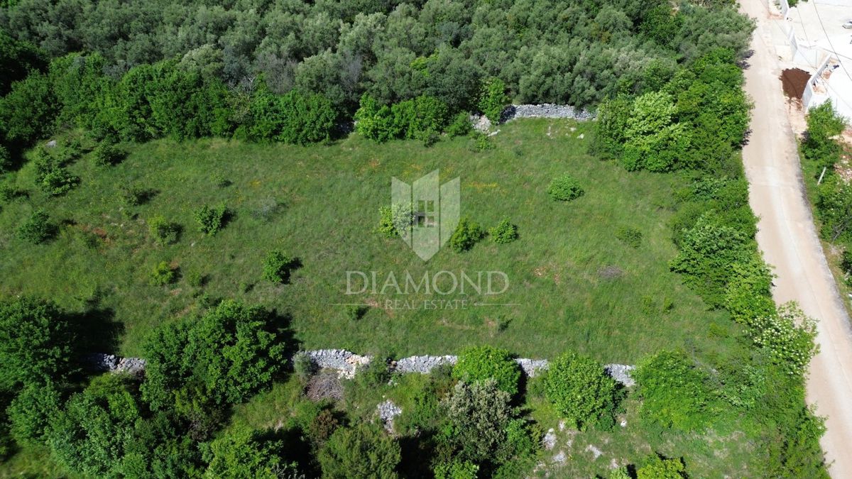 Marčana, ampio terreno edificabile vicino al mare