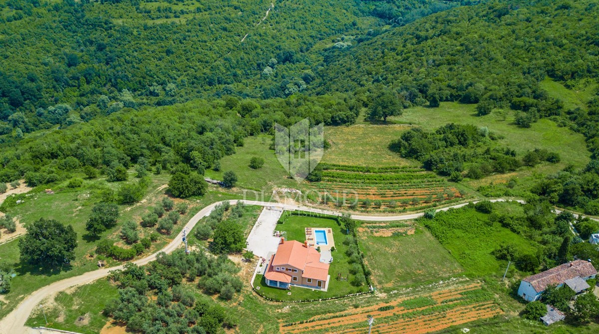 Montona, dintorni! Atterra nella zona T2 con una bellissima vista!