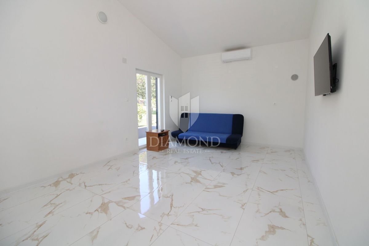 Labin, casa a un piano con ampio giardino