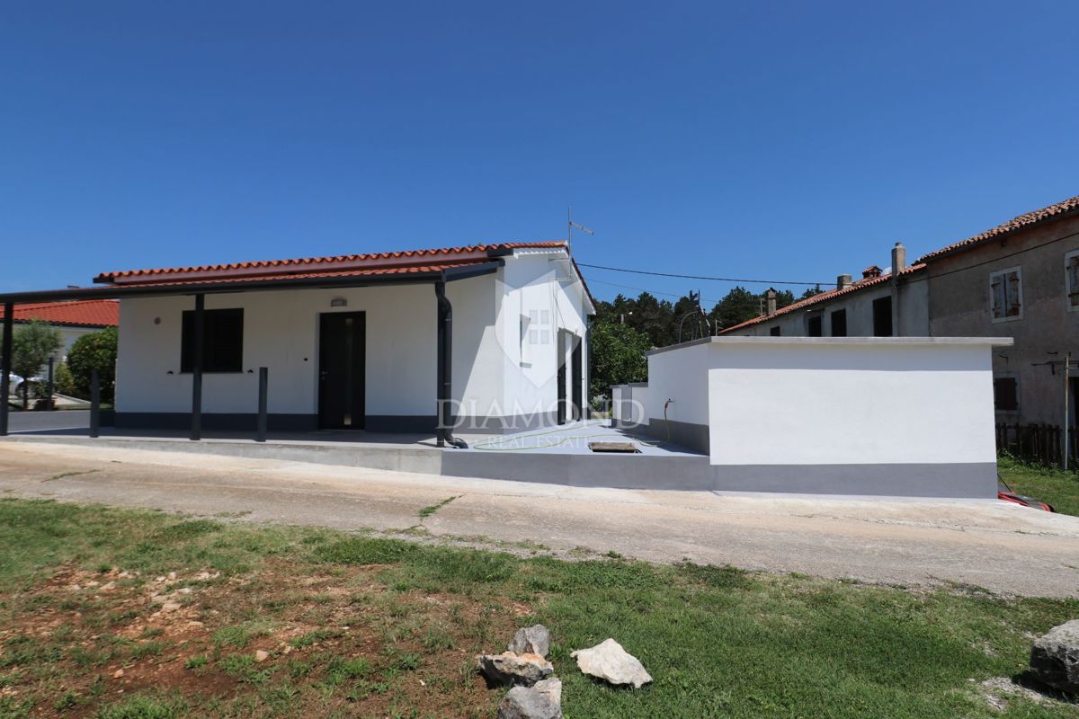 Labin, casa a un piano con ampio giardino