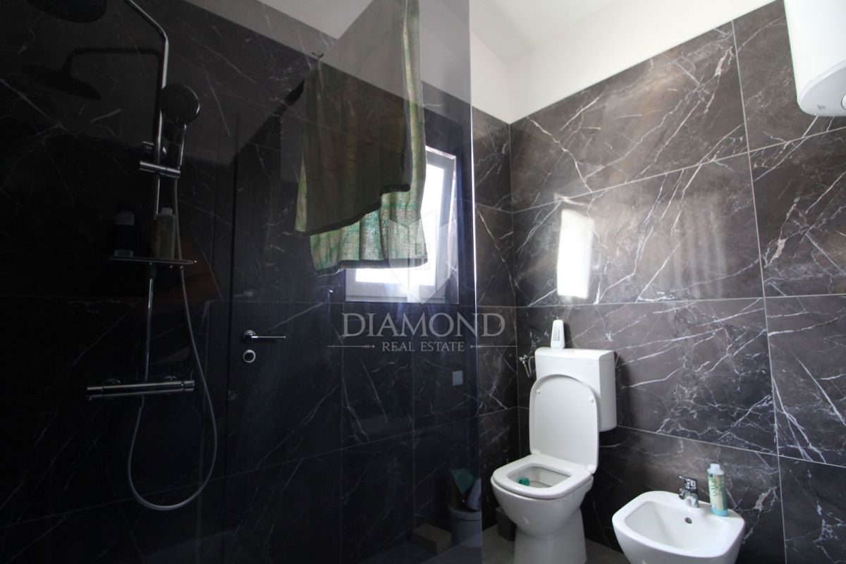 Labin, casa a un piano con ampio giardino