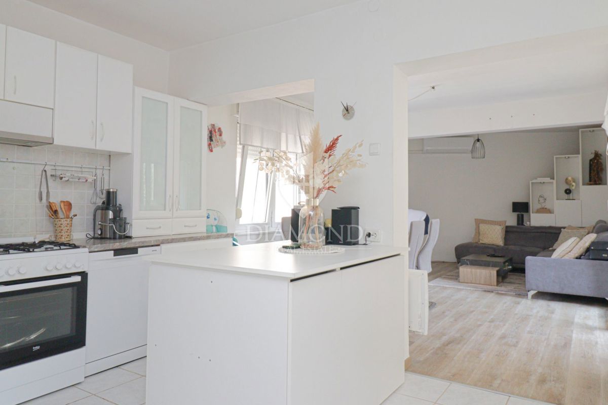 Pula, Bellissimo appartamento vicino all'Anfiteatro con vista sul mare