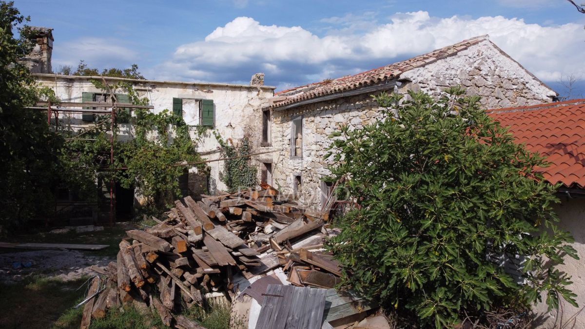 Pinguente, Casa con ristrutturazione iniziata vicino a Rozzo!