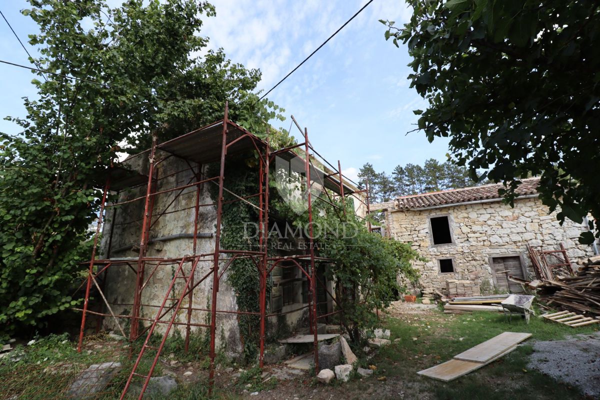 Pinguente, Casa con ristrutturazione iniziata vicino a Rozzo!