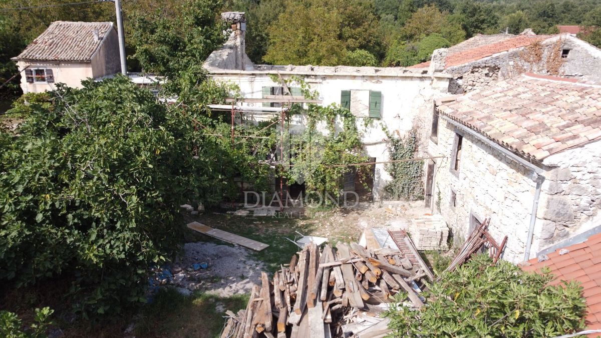 Pinguente, Casa con ristrutturazione iniziata vicino a Rozzo!