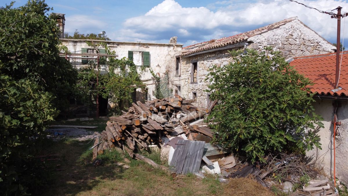 Pinguente, Casa con ristrutturazione iniziata vicino a Rozzo!