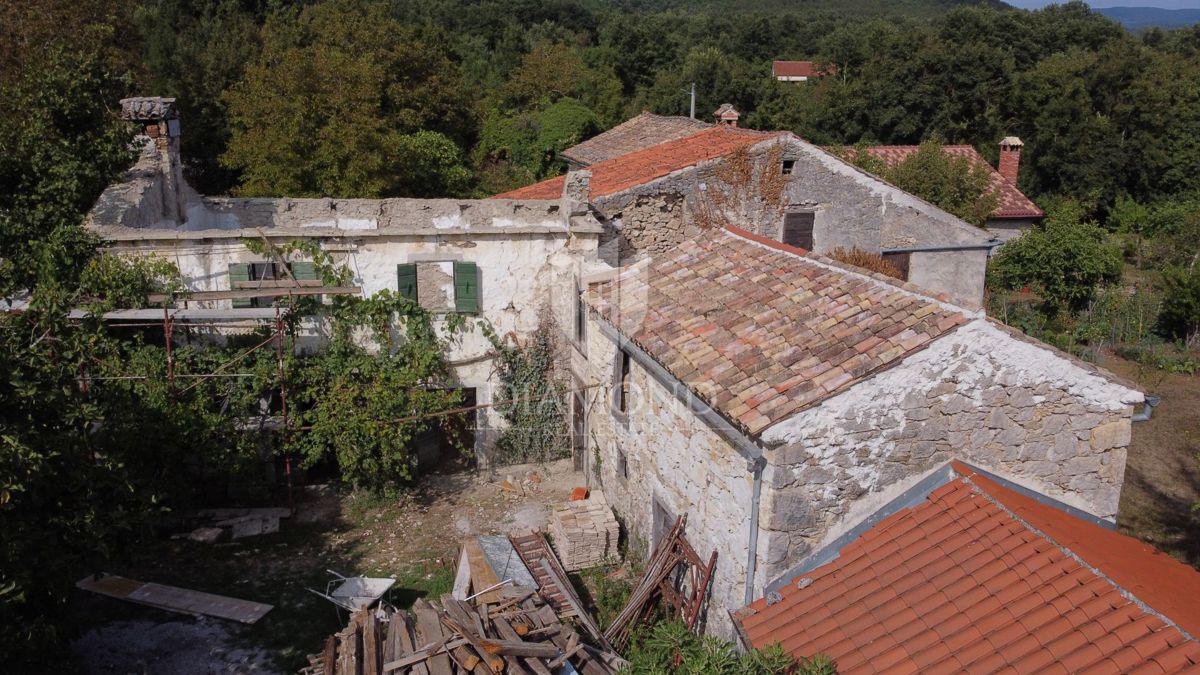 Pinguente, Casa con ristrutturazione iniziata vicino a Rozzo!