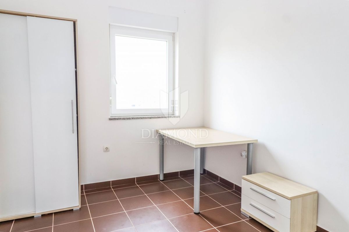 Novigrad, Opportunità! Appartamento con due camere da letto con vista mare!