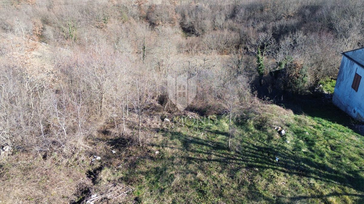 Ampio terreno edificabile vicino a Dignano