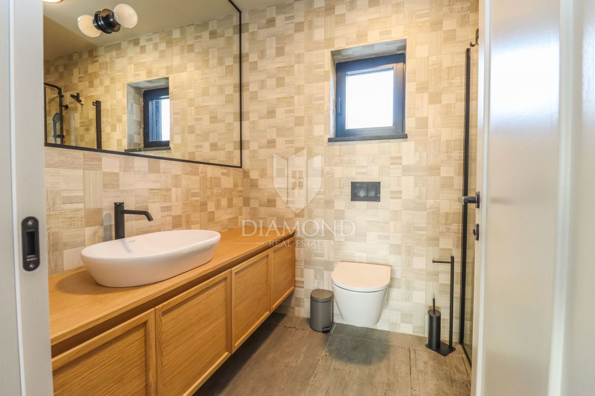 È in vendita una villa di lusso con piscina a Krnica