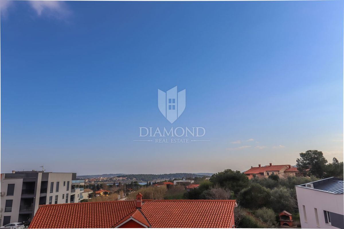 Volme, casa su tre piani con giardino e vista mare