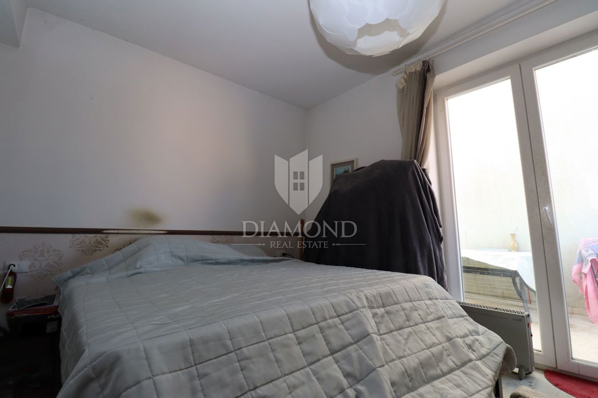 Volme, casa su tre piani con giardino e vista mare