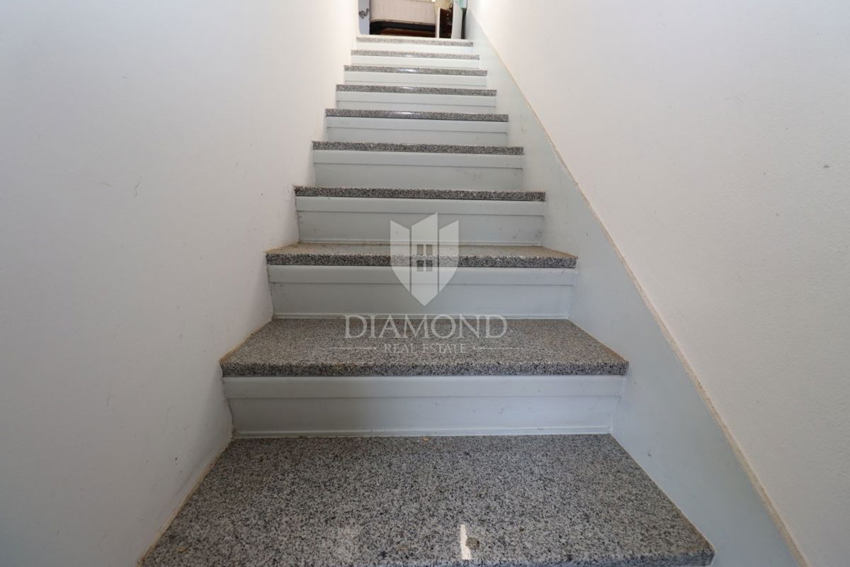 Volme, casa su tre piani con giardino e vista mare