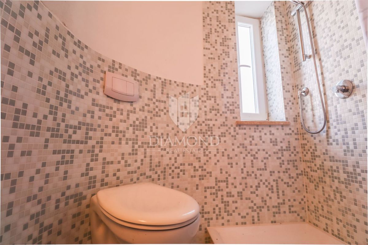 Volme, casa su tre piani con giardino e vista mare