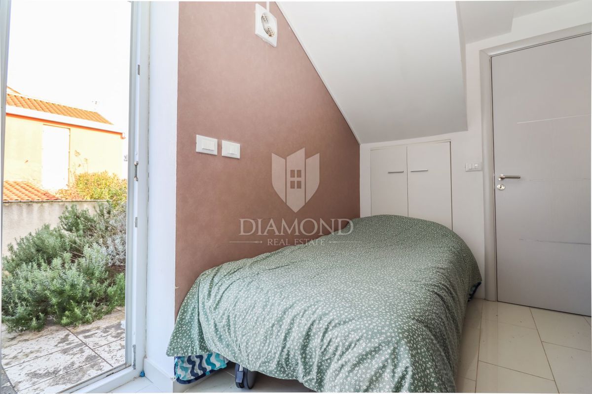 Volme, casa su tre piani con giardino e vista mare