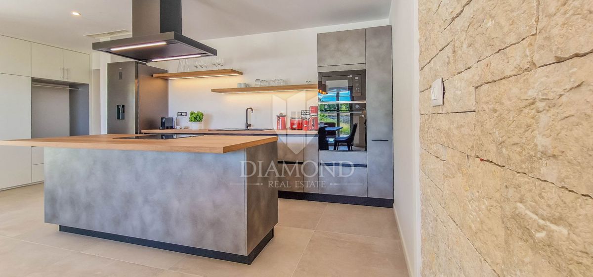 Motovun, magica villa di 158 m2 con vista su Motovun!