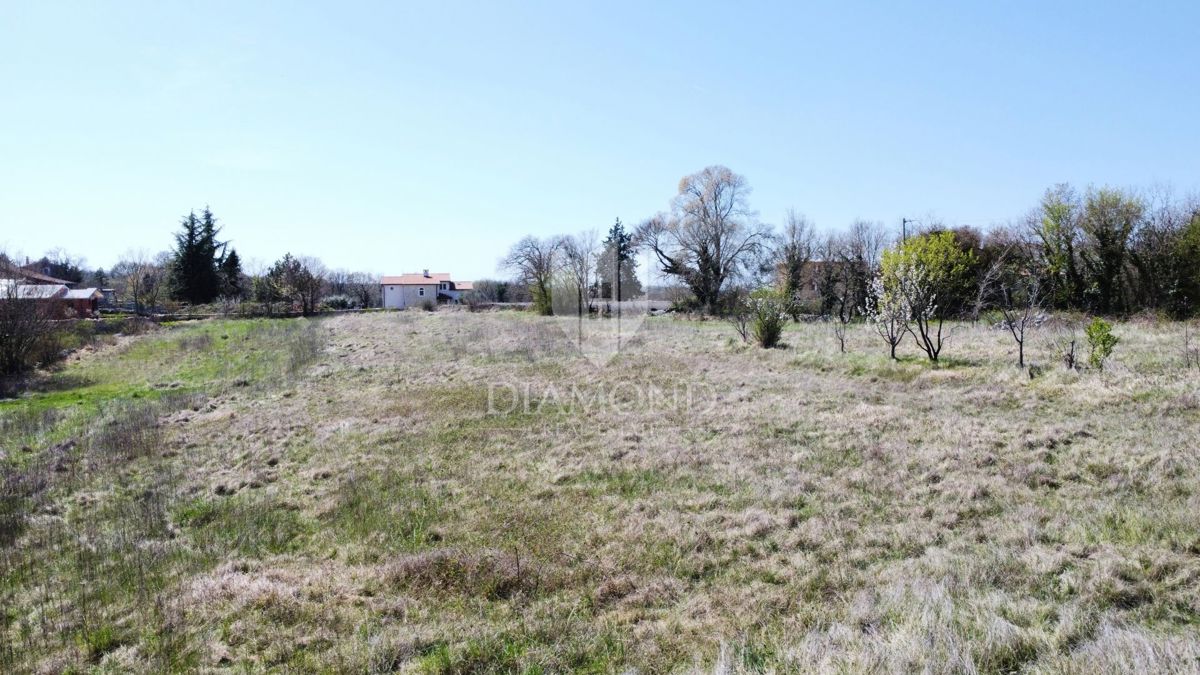 Parenzo – Dintorni – Terreno Edificabile in Zona Tranquilla