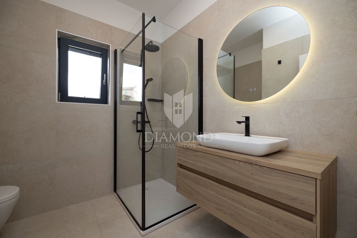 Rovigno, dintorni, nuova casa con terrazza e giardino