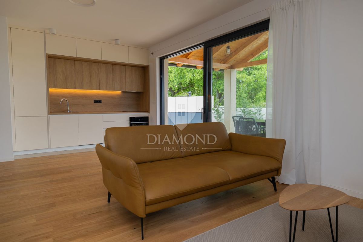 Rovigno, dintorni, nuova casa con terrazza e giardino