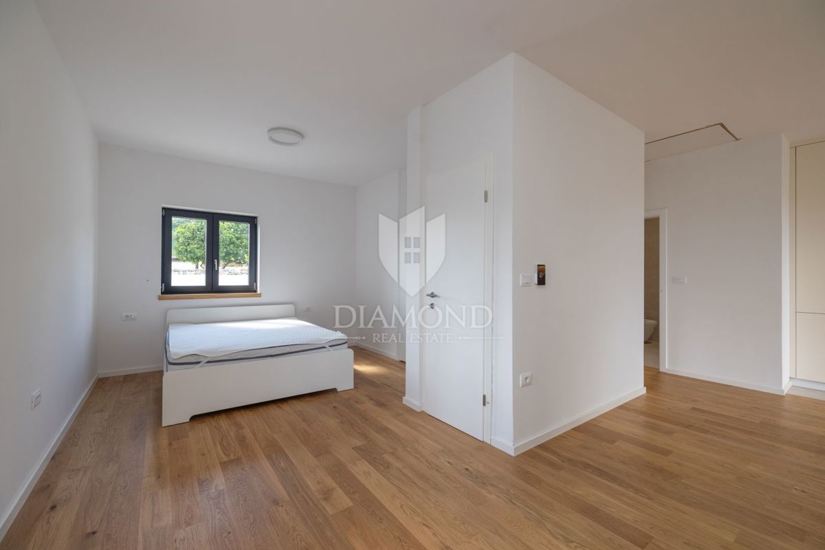 Rovigno, dintorni, nuova casa con terrazza e giardino