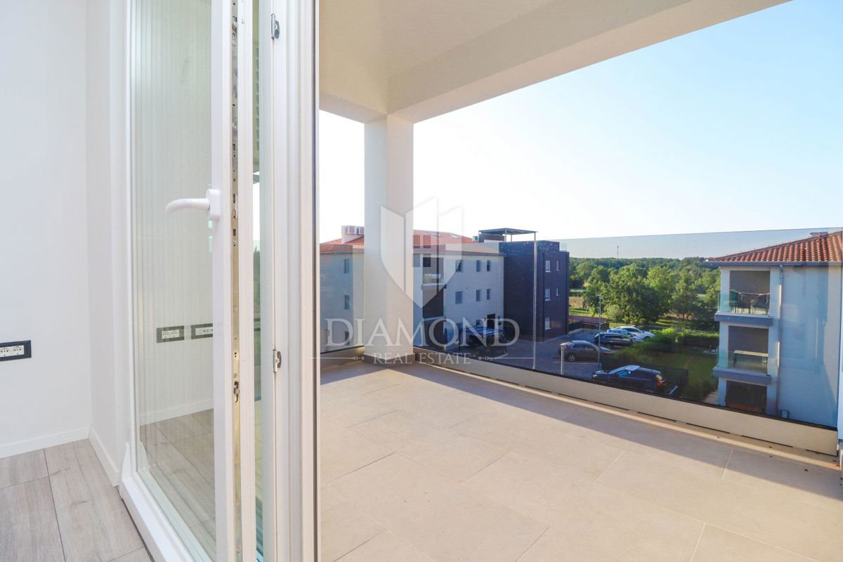 Parenzo, dintorni, interessante appartamento trilocale con balcone e due posti auto