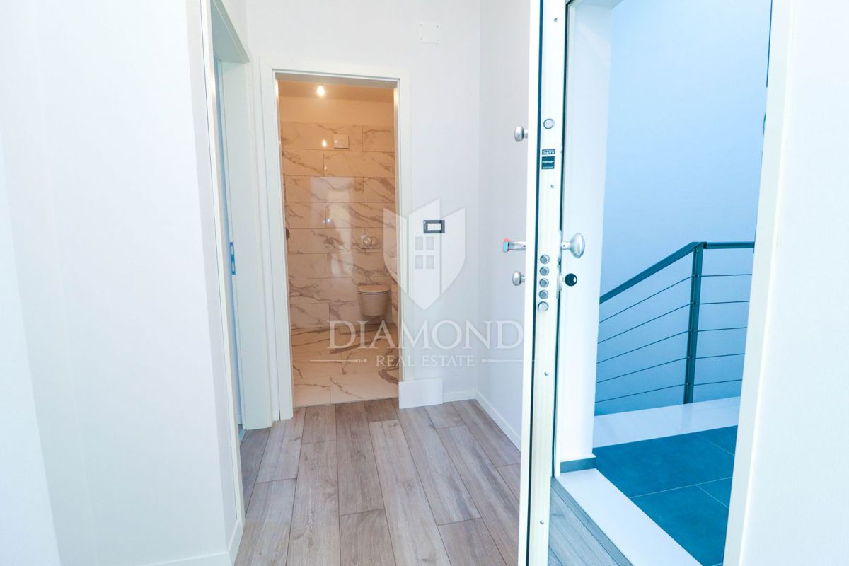 Parenzo, dintorni, interessante appartamento trilocale con balcone e due posti auto