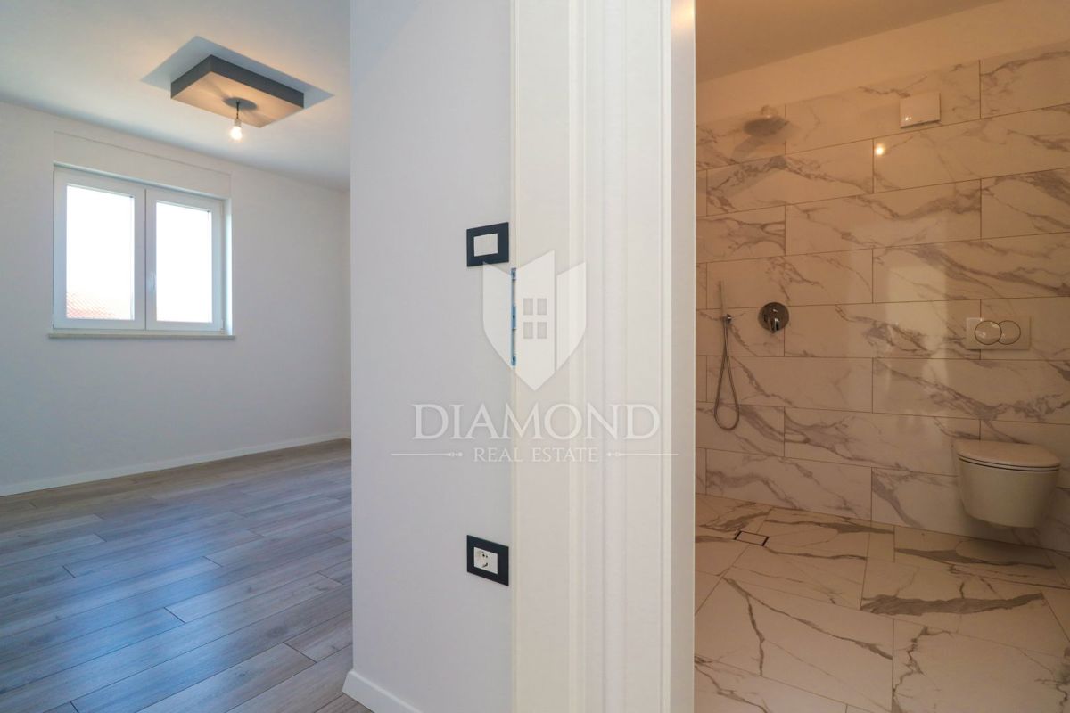 Parenzo, dintorni, interessante appartamento trilocale con balcone e due posti auto