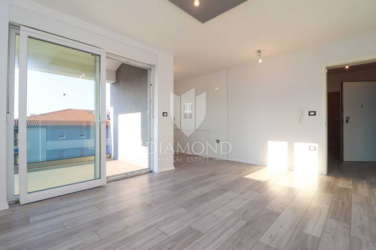 Parenzo, dintorni, interessante appartamento trilocale con balcone e due posti auto