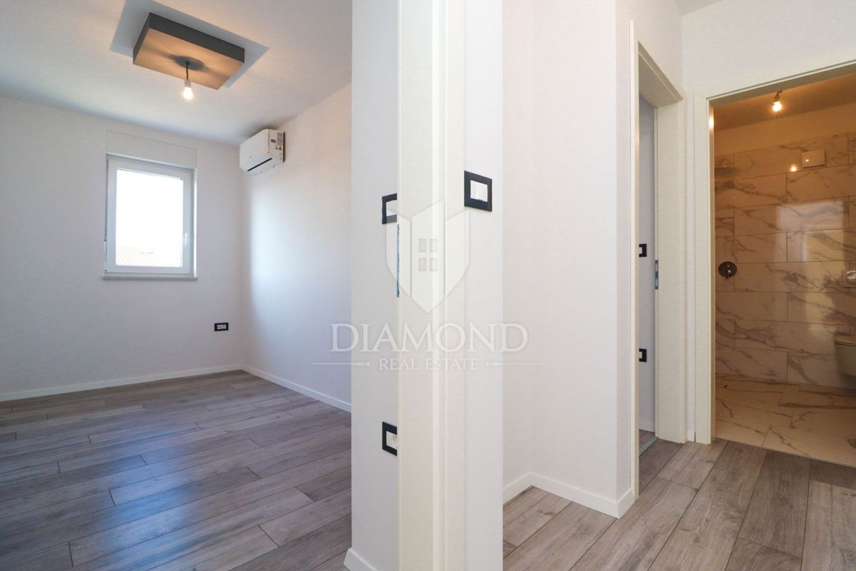 Parenzo, dintorni, interessante appartamento trilocale con balcone e due posti auto