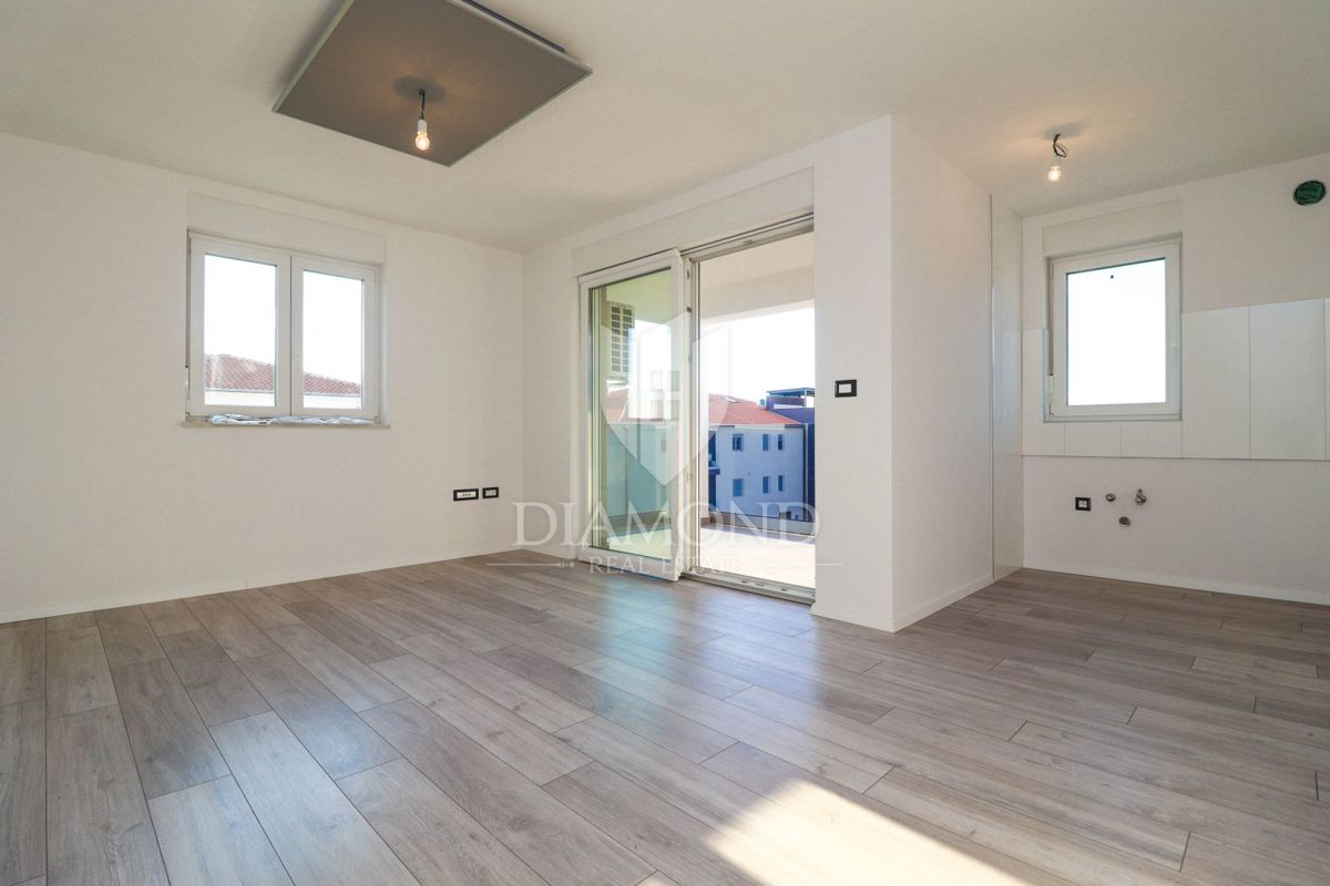 Parenzo, dintorni, interessante appartamento trilocale con balcone e due posti auto