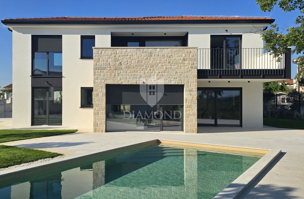 Zona di Parenzo – Villa Moderna Idilliaca con Accenti Istriani