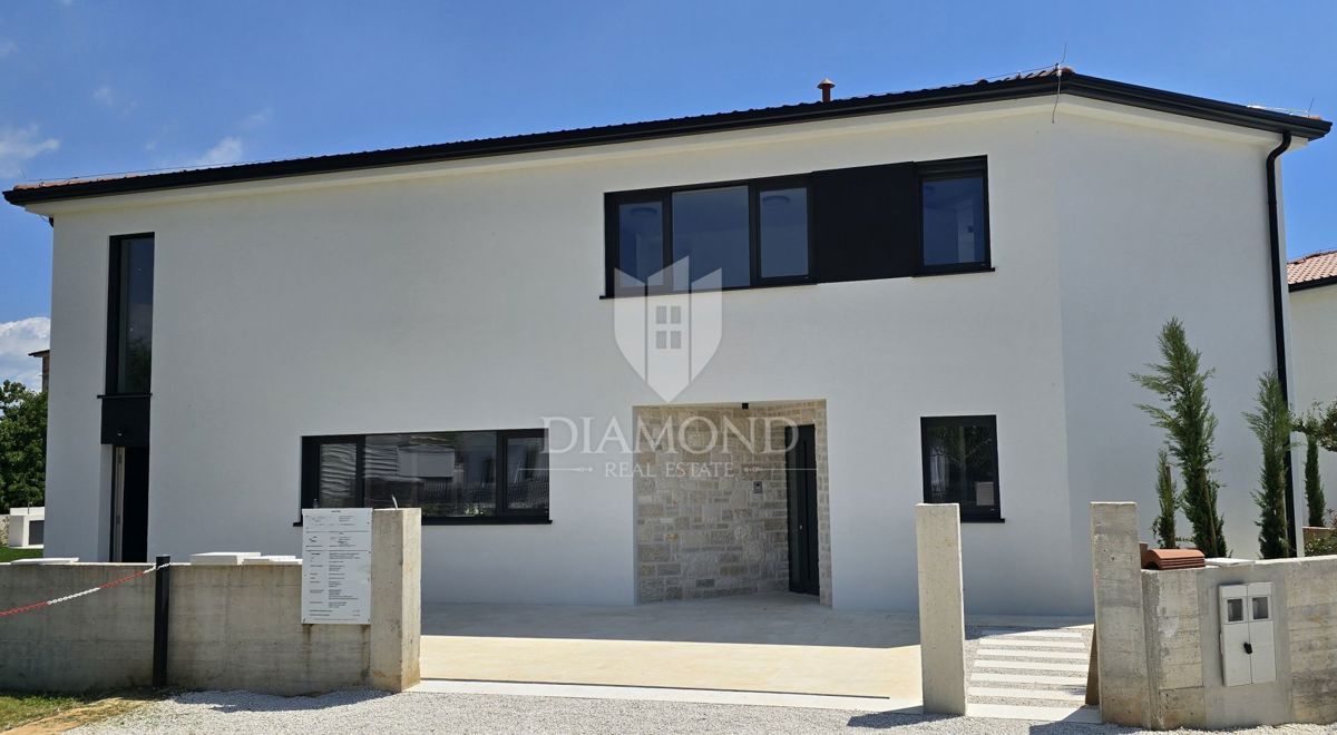 Zona di Parenzo – Villa Moderna Idilliaca con Accenti Istriani