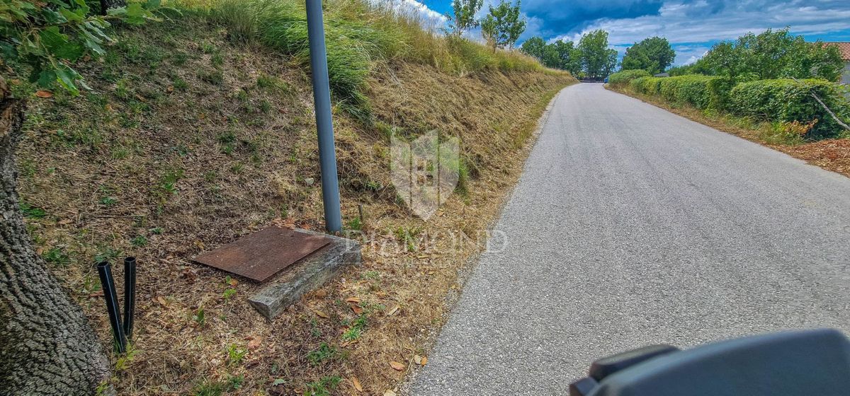 Istria centrale, terreno 3.874 m² con licenza edilizia!