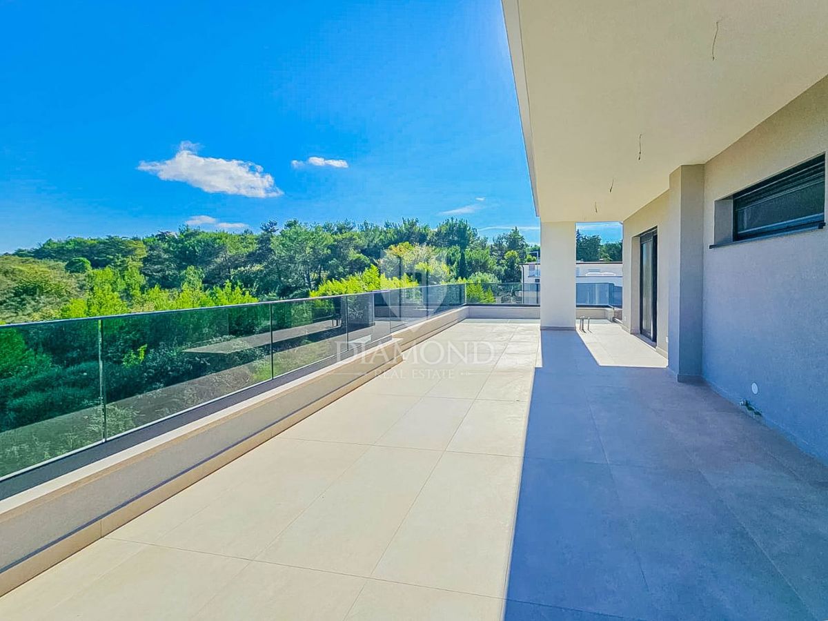 Umago, appartamento con terrazza sul tetto a 250 m dal mare!