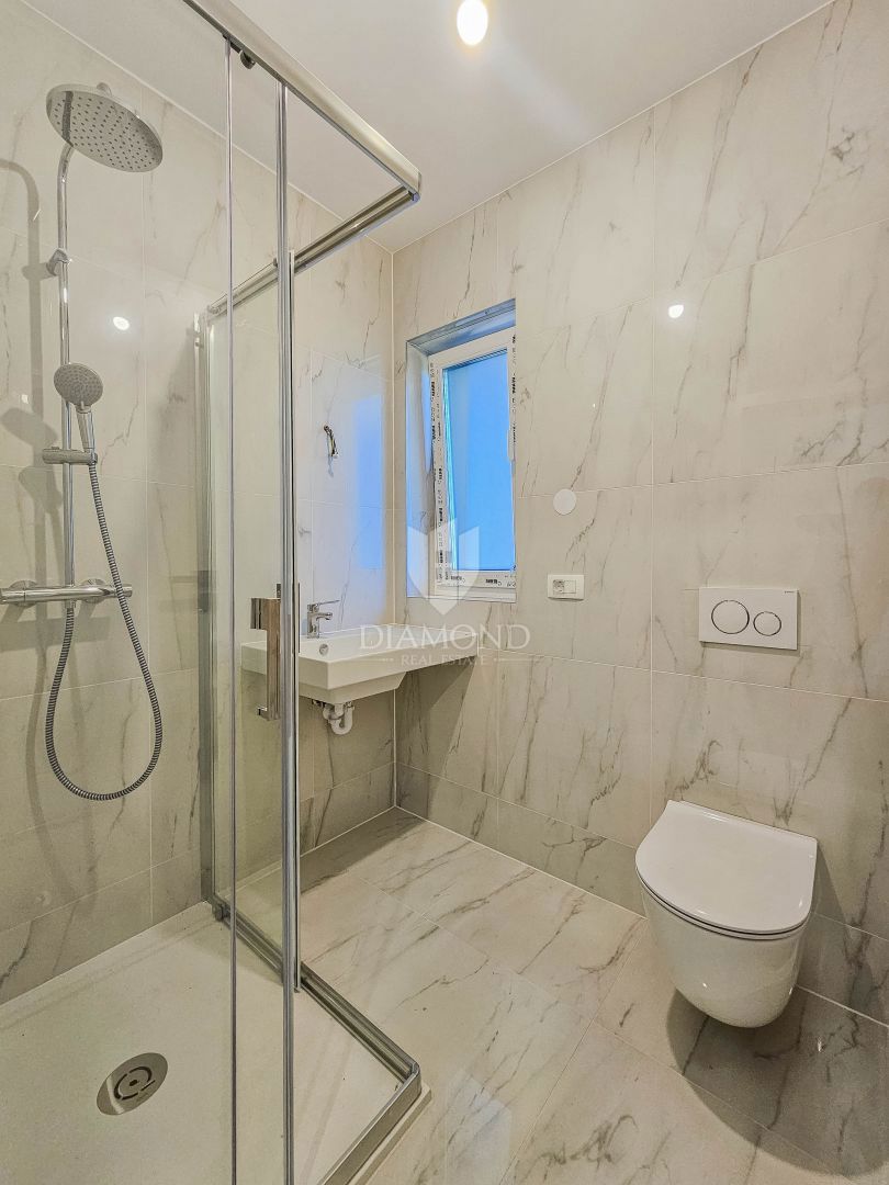 Umago, appartamento con terrazza sul tetto a 250 m dal mare!