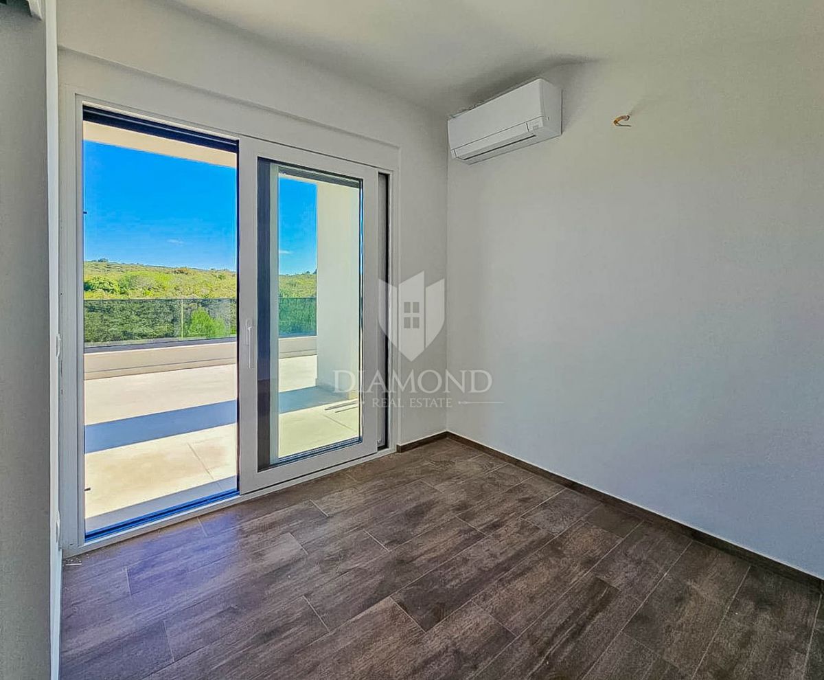 Umago, appartamento con terrazza sul tetto a 250 m dal mare!