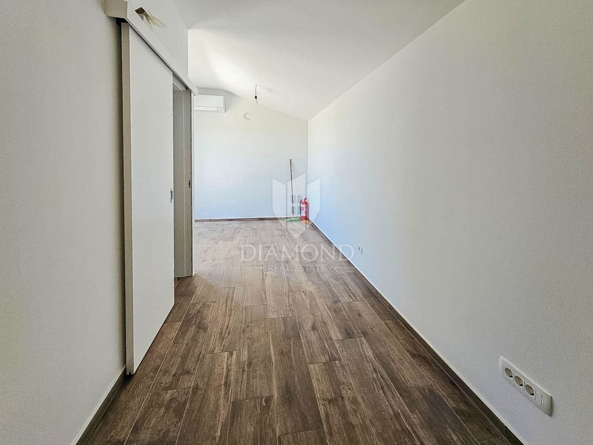 Umago, appartamento con terrazza sul tetto a 250 m dal mare!