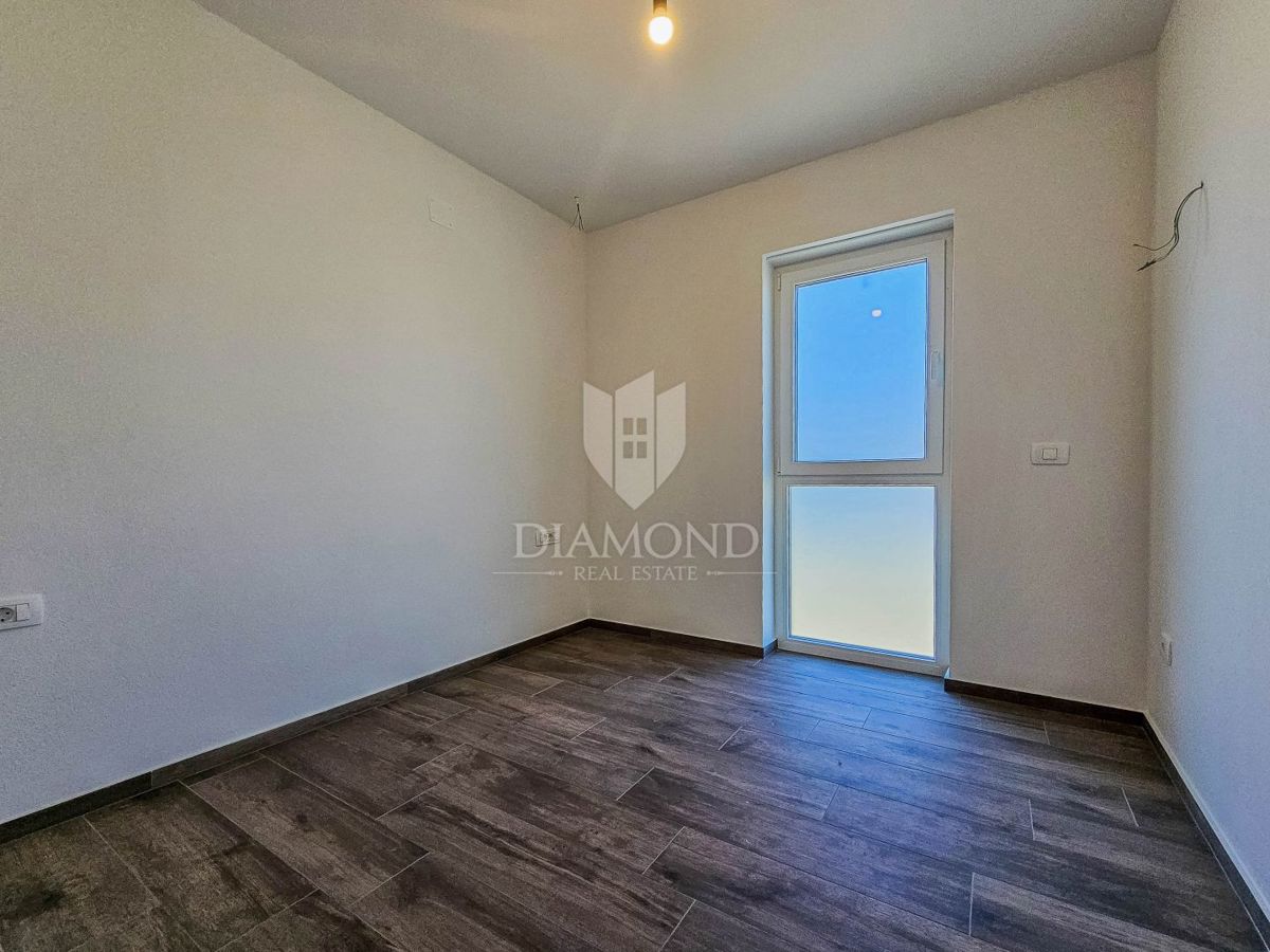 Umago, appartamento con terrazza sul tetto a 250 m dal mare!