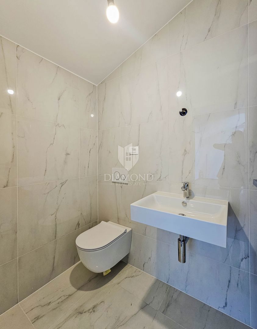 Umago, appartamento con terrazza sul tetto a 250 m dal mare!