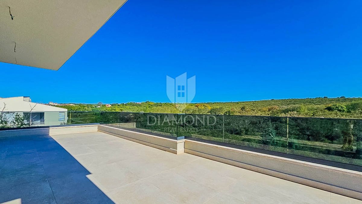 Umago, appartamento con terrazza sul tetto a 250 m dal mare!