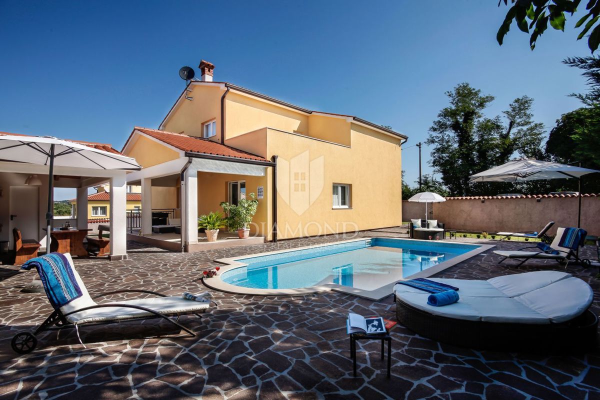 Casa con piscina, zona di Labin