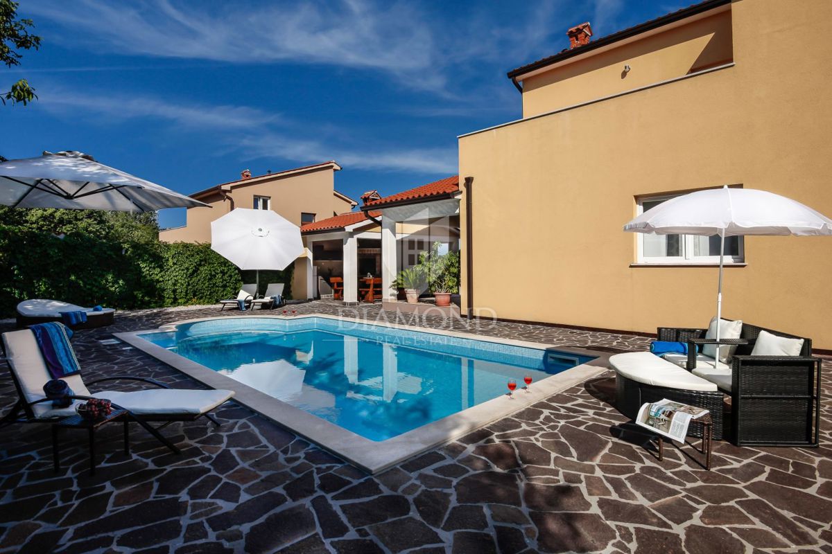 Casa con piscina, zona di Labin