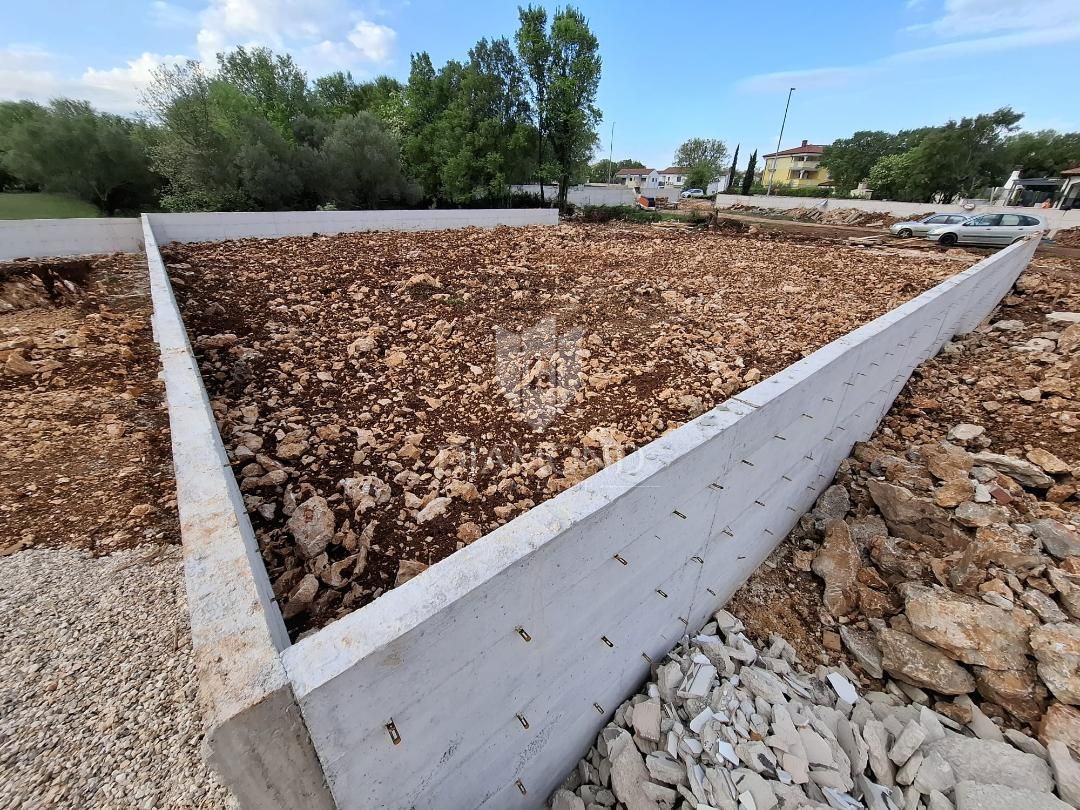 KRK, TERRA DI MALINSKA CON PROGETTO