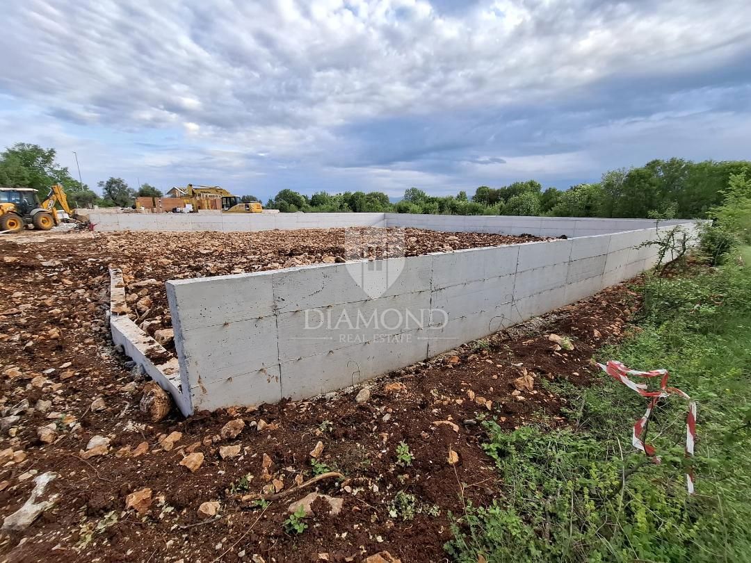 KRK, TERRA DI MALINSKA CON PROGETTO