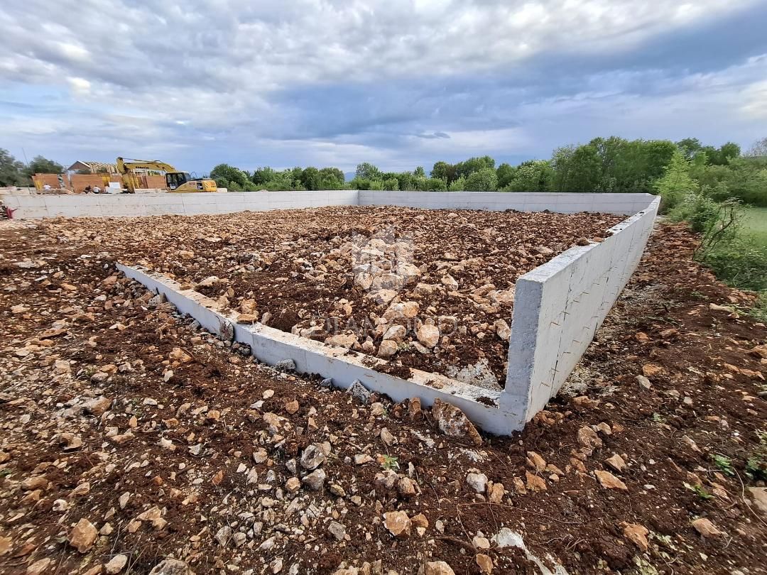 KRK, TERRA DI MALINSKA CON PROGETTO